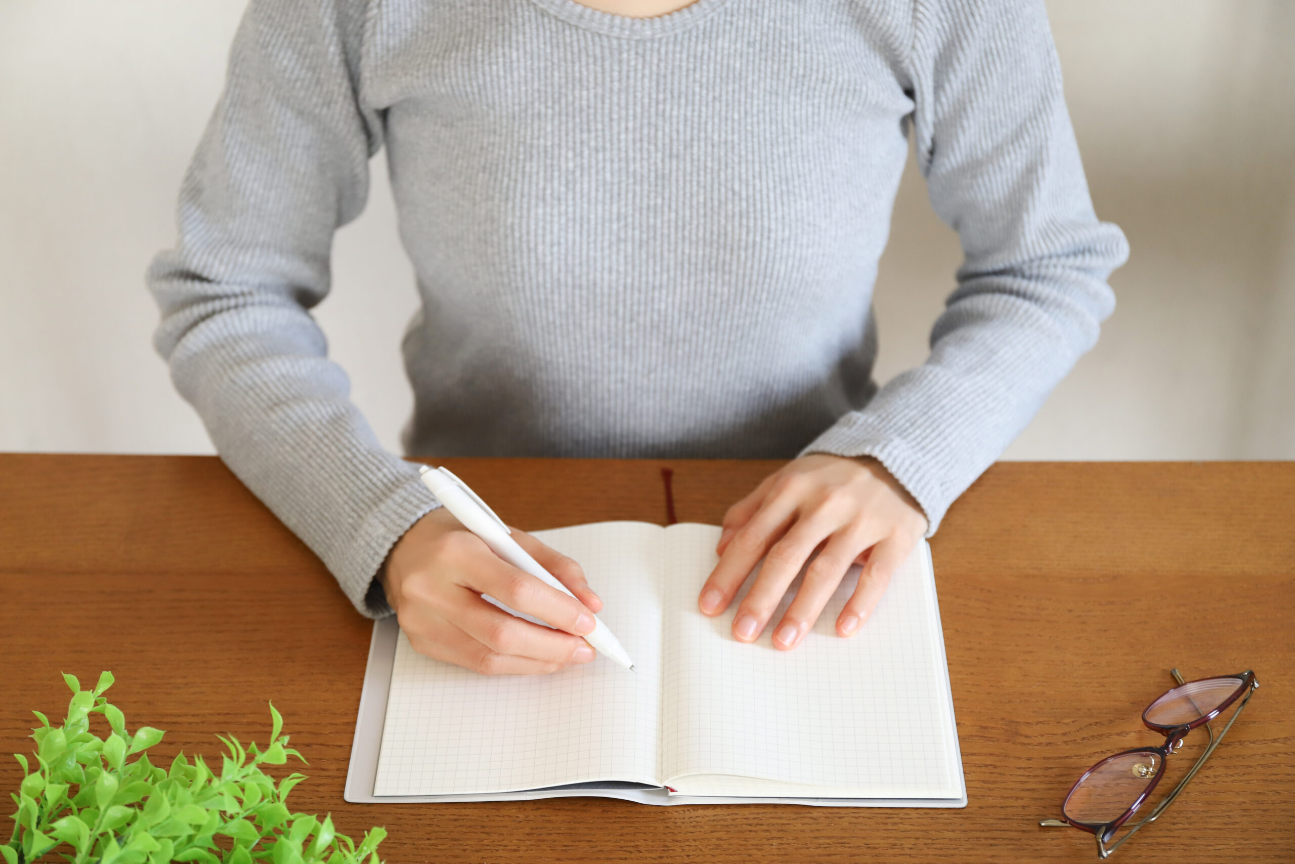 働き方や条件を書き出して整理しているイメージ