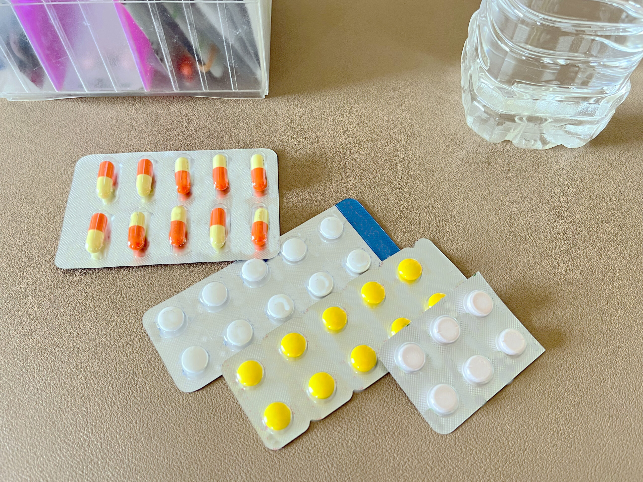 錠剤やカプセルなどの薬剤のイメージ